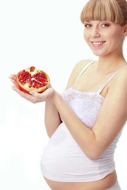 Pregnant woman with pomegranate - Foto, afbeelding