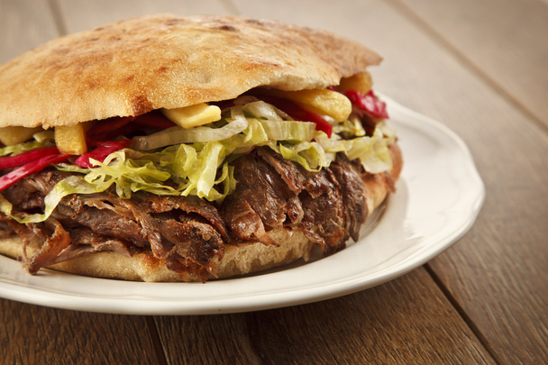 Doner Kebab - carne a la parrilla, pan y verduras shawarma sándwich
 - Foto, Imagen