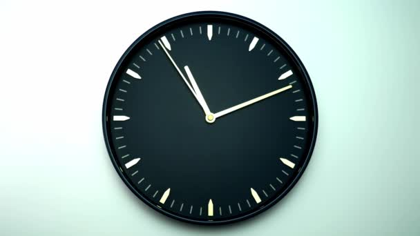 Srebrny zegar ścienny wskazuje godzinę na piątej. Czas szybko mijał w ciągu dnia na białym tle. - Materiał filmowy, wideo