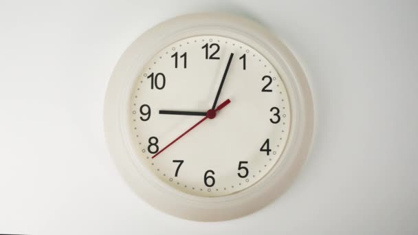 Die weiße Wanduhr zeigt die Zeit um 9 Uhr an. Die Zeit verging langsam an einem Tag. - Filmmaterial, Video