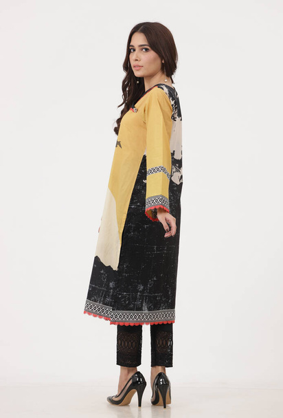 Um fato de kameez shalwar paquistanês com dupatta. Modelo paquistanês é mostrado seu vestido com estilo. - Foto, Imagem