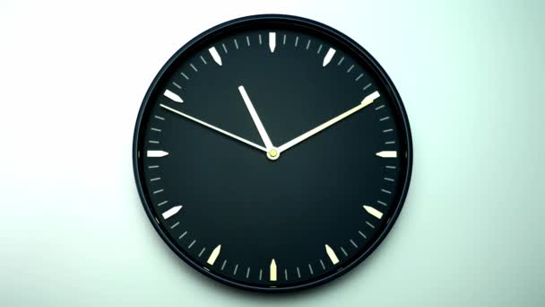 Το ρολόι του μαύρου τοίχου λέει την ώρα στις 11: 00. χρονική λήξη σε λευκό φόντο. - Πλάνα, βίντεο