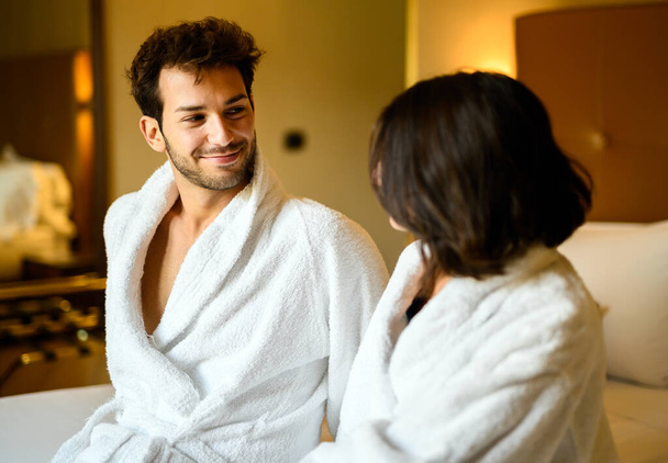 Romantic couple enjoying honeymoon and wellness treatments in a hotel suite - Foto, imagen