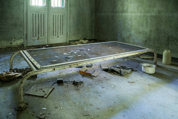 Psikiyatri hastanesinde terk edilmiş bir ziyaretçi odasının resmi. - Fotoğraf, Görsel