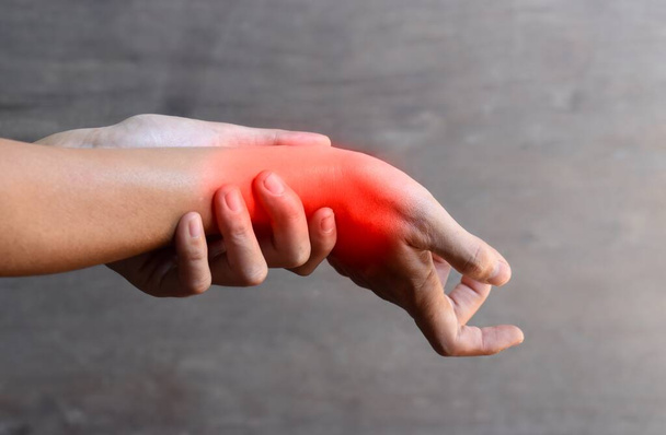 Entzündung des Handgelenks und der Hand des jungen Asiaten. Konzept von Gelenkschmerzen und Handproblemen. - Foto, Bild