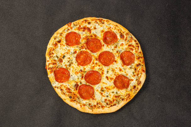 Italská tradiční kuchyně Pizza pepperoni s klobásami a sýrem. - Fotografie, Obrázek