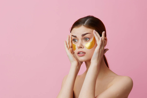 retrato mujer parches rejuvenecimiento cuidado de la piel diversión después de la ducha close-up estilo de vida - Foto, imagen