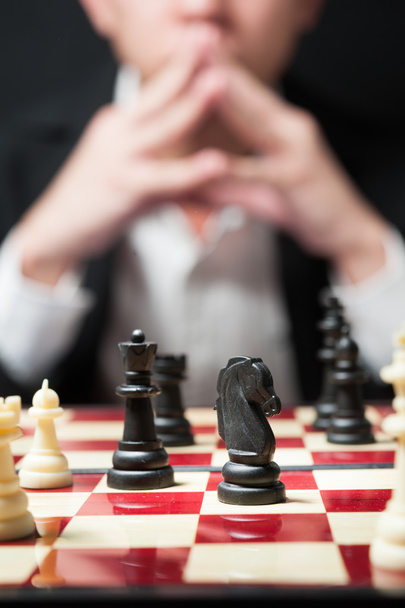 Чоловік на білій сорочці чорний костюм, який грає в шахи думати про стратегію b
 - Фото, зображення