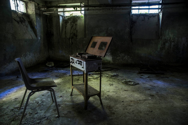 Фото покинутої кімнати в психіатричній лікарні
 - Фото, зображення