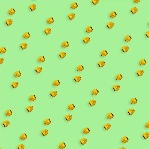 Bunte Fruchtmuster frischer Kaki auf grünem Hintergrund. Ansicht von oben. Flach lag er. Pop-Art-Design - Foto, Bild