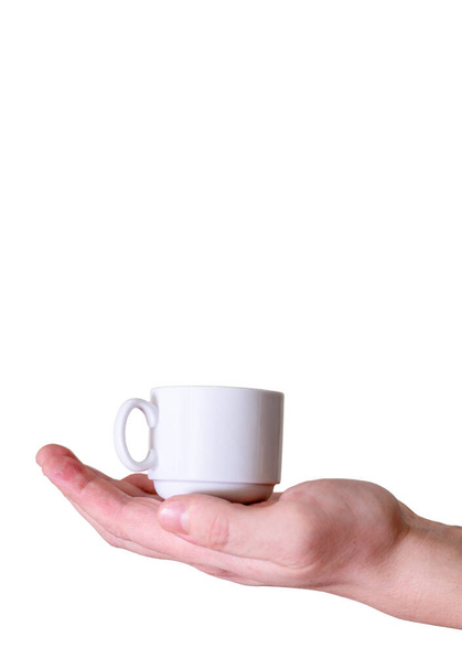 Чоловік тримає білу чашку кави еспресо на білому тлі. Концепція ранкового сніданку
. - Фото, зображення