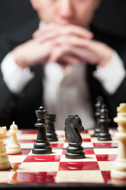Чоловік на білій сорочці чорний костюм, який грає в шахи думати про стратегію b
 - Фото, зображення