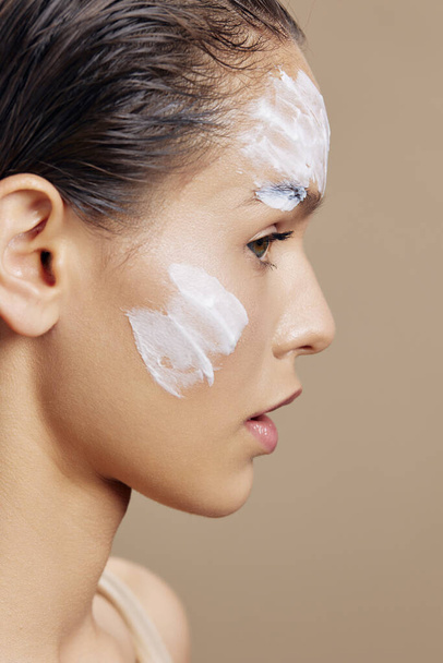 portrét žena s hydratační krém na tvářích v oblasti oka izolované pozadí - Fotografie, Obrázek