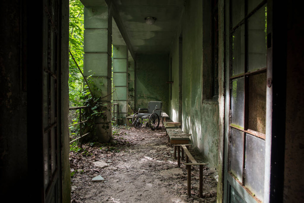 Una foto de un lugar aterrador en un asilo abandonado - Foto, Imagen