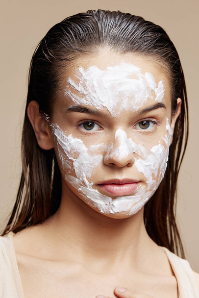 Mujer aplicando una mascarilla calmante cuidado de la piel aislado fondo - Foto, imagen