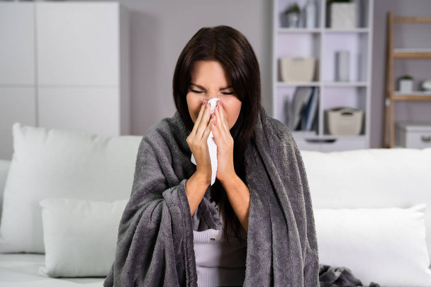 Woman With Allergic Sneeze And Rhinitis Infection - Foto, Bild