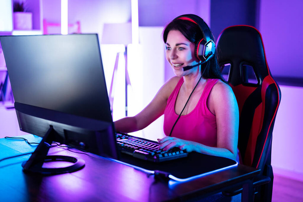 Online Player Woman In Headset Using Computer - Foto, immagini
