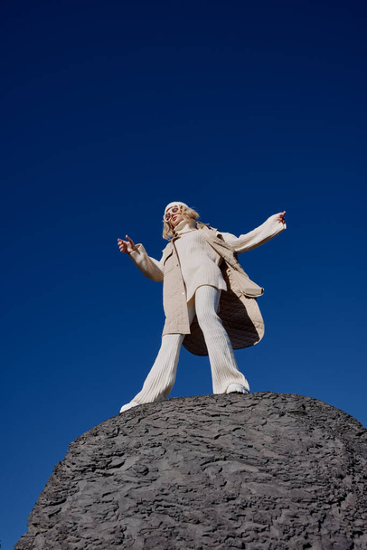 турист в осенней одежде стоит на скале пейзаж голубого неба образ жизни - Фото, изображение