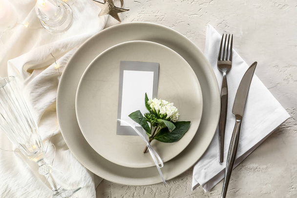 白い背景に結婚式、花や空白のカードのための美しいテーブル設定 - 写真・画像
