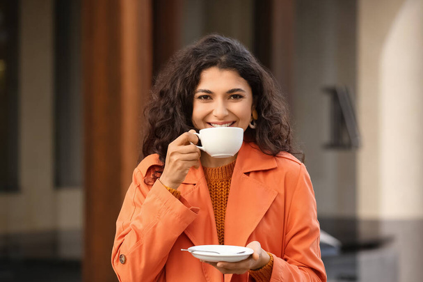 Όμορφη γυναίκα πίνει τσάι σε εξωτερικούς χώρους - Φωτογραφία, εικόνα