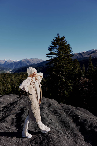 joven mujer naturaleza otoño estilo viaje a las montañas estilo de vida - Foto, imagen