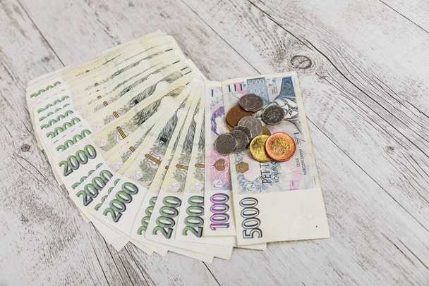 Tsjechische bankbiljetten en munten op de tafel. Financieel concept.Financieel concept in Tsjechische valuta. zakelijke, financiële, spaar- en kasconcept - sluiting van europapiergeld en -muntstukken op tafel - Foto, afbeelding