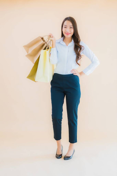 Retrato hermosa joven negocio asiático mujer con un montón de bolsa de compras de los minoristas y grandes almacenes - Foto, Imagen