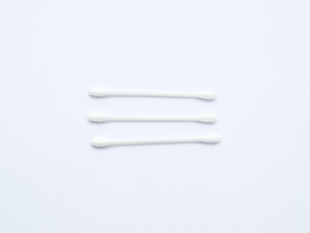 Λευκή βαμβακερή μπουμπούκια που απομονώνονται σε λευκό φόντο  - Φωτογραφία, εικόνα