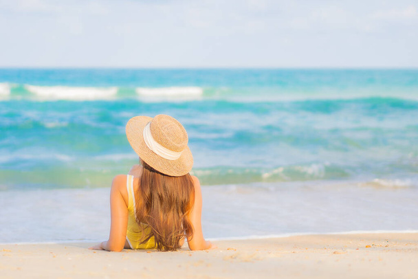 Retrato hermosa joven asiática mujer relajarse sonrisa ocio alrededor de playa mar océano en viaje de vacaciones - Foto, Imagen