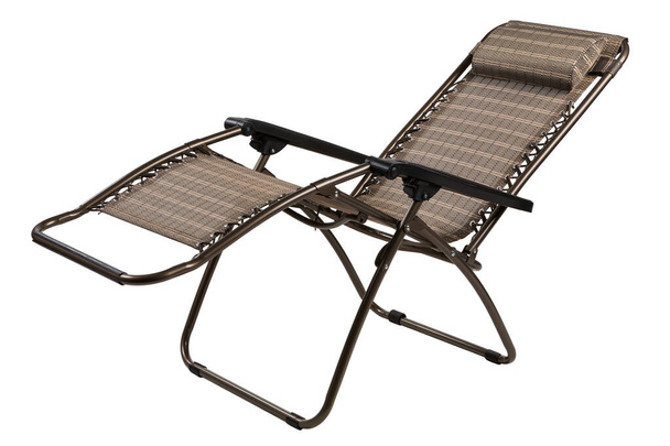 sedia da campeggio pieghevole con schienale alto e braccioli, in posizione di riposo, su fondo bianco, isolata - Foto, immagini