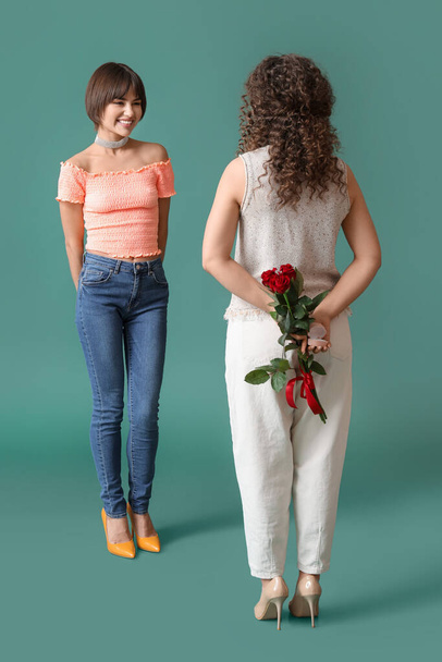 Joven lesbiana mujer va a hacer propuesta a su novia en color de fondo - Foto, Imagen