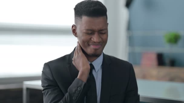 Πορτρέτο του Αφρικανού επιχειρηματία που έχει πόνο στο λαιμό  - Πλάνα, βίντεο