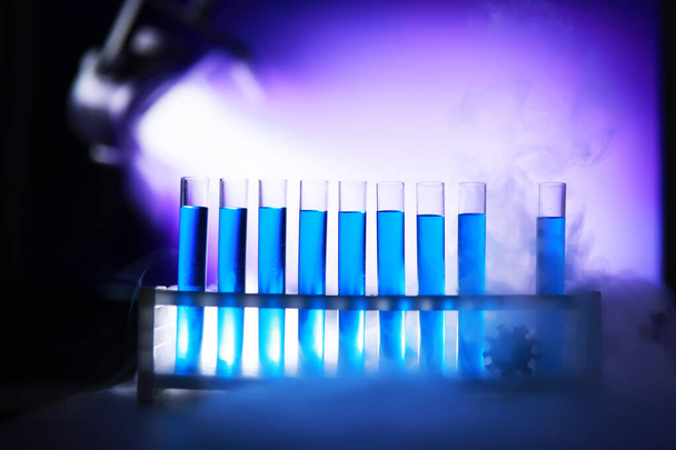 Testbuis van glas overloopt nieuwe vloeibare oplossing kaliumblauw voert een analyse reactie neemt verschillende versies reagentia met behulp van chemische farmaceutische kanker productie  - Foto, afbeelding