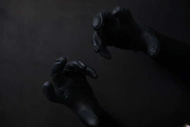 Hintergrund der Hände in Handschuhen. Schwarze Handschuhe. Handgesten schwarze Handschuhe. - Foto, Bild