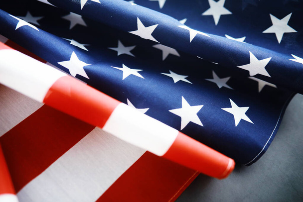 ABD bayrağını dalgalandırmak. Anma Günü veya 4 Temmuz için Amerikan bayrağı. Koyu arkaplanda Amerikan bayrağına yakın çekim - Fotoğraf, Görsel