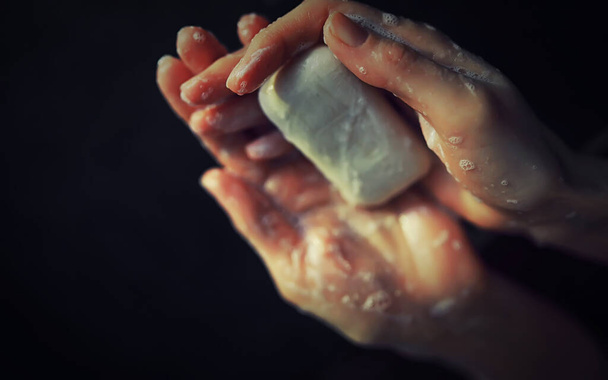 Γυμνά χέρια σε σαπουνόφουσκες. Υγιεινή χεριών. Πλύνε τα χέρια. Απολύμανση με προστασία σαπουνιού από ιούς. - Φωτογραφία, εικόνα