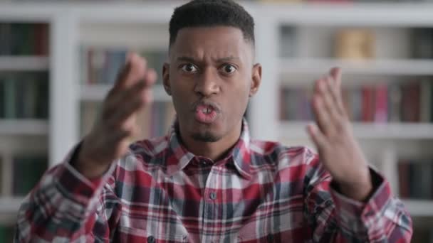 Πορτρέτο του Αφρικανού που νιώθει θυμωμένος, παλεύει - Πλάνα, βίντεο