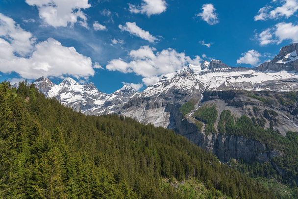 Paisaje con montaña Bluemlisalp cerca de Kandersteg en el Oberland bernés de Suiza - Foto, imagen