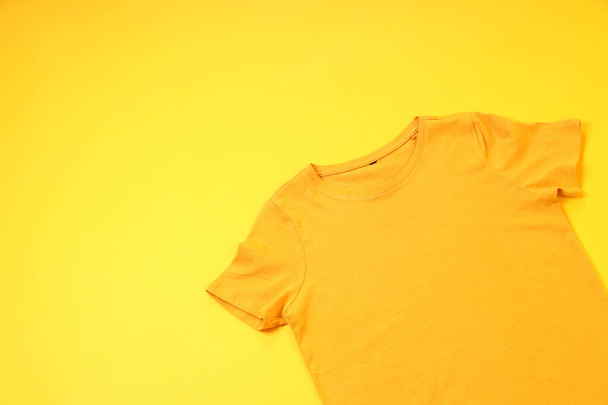 Помаранчева футболка з місцем для друку на жовтому тлі
 - Фото, зображення