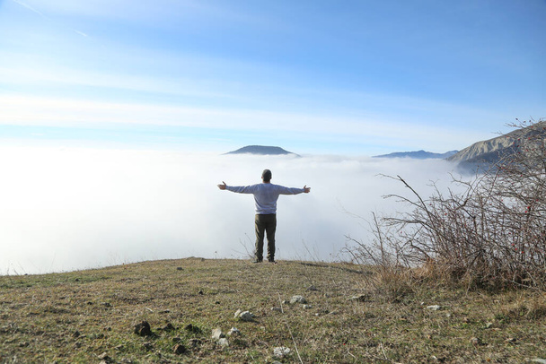 Matkailija vaellus vuorilla pilvet maisema Travel lifestyle seikkailu käsite ulkona - Valokuva, kuva