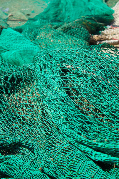 Renkli balıkçı ağları nakliyeye ve denize açılmaya hazır. - Fotoğraf, Görsel