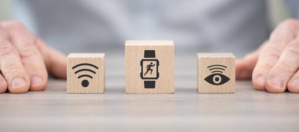 Деревянные блоки с символом носимой технологии - Фото, изображение