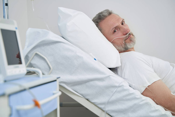 Patient undergoing oxygen therapy in healthcare facility - Photo, Image