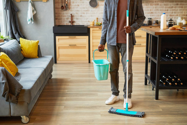 Man Mopping Floors at Home - Foto, imagen