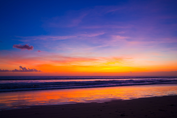тропічний захід сонця на пляжі
. - Фото, зображення