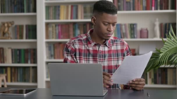 Afričan muž s notebookem čtení dokumentů v kanceláři  - Záběry, video