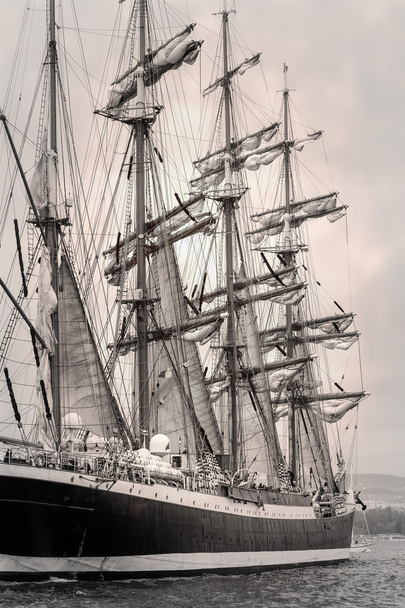Vieux navire avec des ventes blanches en noir et blanc
 - Photo, image