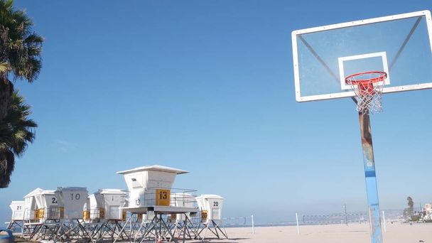 Пальмы и баскетбольная спортивная площадка или площадка на пляже, побережье Калифорнии, США. - Фото, изображение