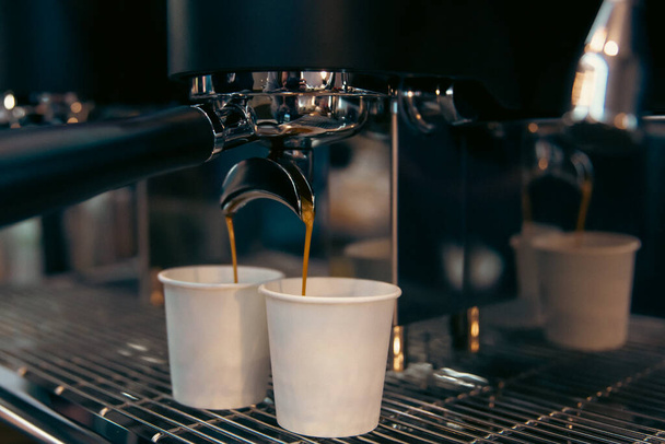 Profesyonel bir kahve makinesinde espresso hazırlama süreci, yakın plan.. - Fotoğraf, Görsel