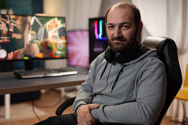 Πορτρέτο του ανθρώπου που παίζει βιντεοπαιχνίδια σε ζωντανή μετάδοση - Φωτογραφία, εικόνα